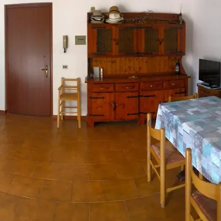 Luni Mare - Con 2 Da Letto E Giardino شقة